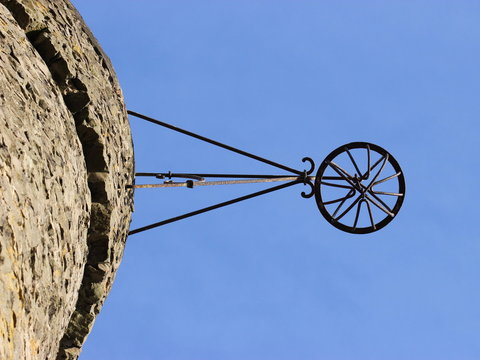 Der Schreckenbergturm bei Zierenberg von unten