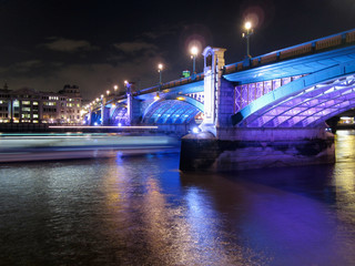 Fototapeta na wymiar Southwark Bridge - Londyn