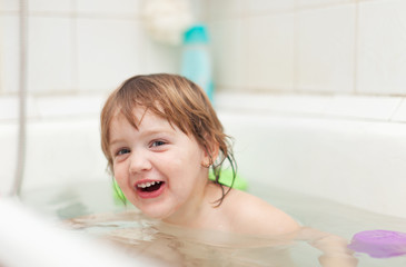  child bathes in bath