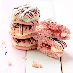 Rosa Whoppie Pies mit Blauer Cremefüllung