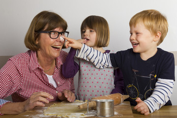 Oma und Enkelkinder backen