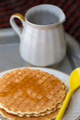 Round wafers with a long spoon