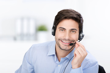 lächelnder berater am telefon