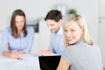 lächelnde geschäftsfrau arbeitet im team