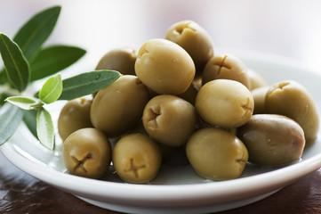 Teller mit frischen, gr&uuml;nen Oliven, Gruss aus dem S&uuml;den