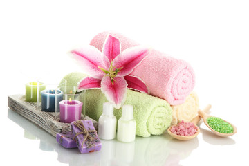 Obraz na płótnie Canvas ręczniki z lilii, olej aromat, świece, mydło i sól morska