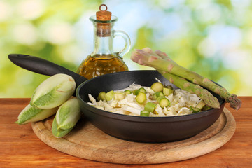 Pan with coleslaw, asparagus and chicory