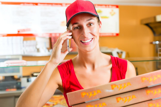 Lieferservice - Frau mit Pizzaschachteln