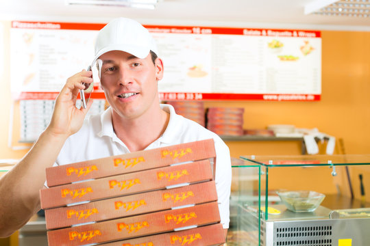 Lieferservice - Mann mit Pizzaschachteln