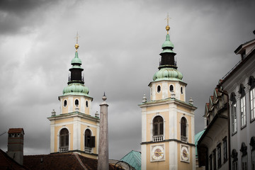 Fototapeta na wymiar Bli¼niacze wieże katedry Lublana, Słowenia.