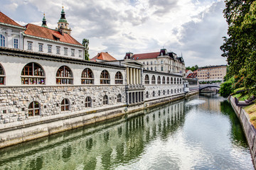 Obraz na płótnie Canvas Central Market z widokiem na kanał, Lublana, Słowenia