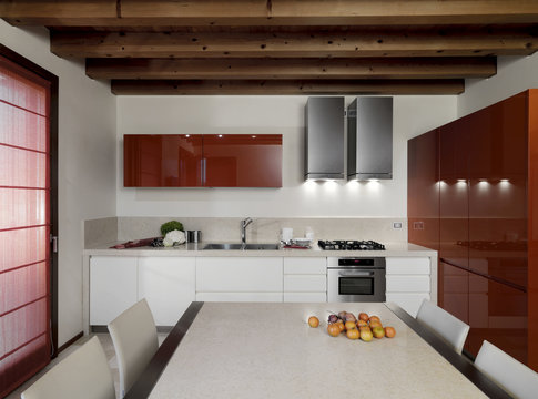 cucina moderna con pensili laccato rosso