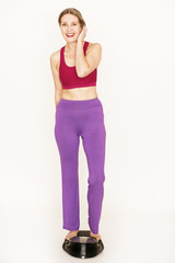 Ältere Frau ist stolz auf ihr Gewicht