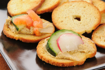 Garlic hummus canapes