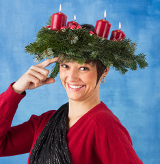Lustige Frau im Advent tippt sich an die Stirn