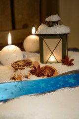 Laterne zu Weihnachten mit weißen Kerzen