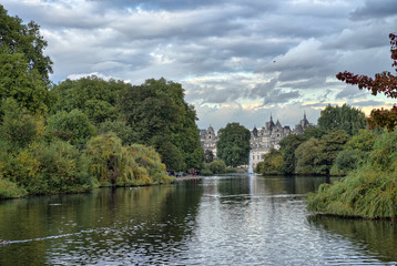 Fototapeta na wymiar Pałac Buckingham i ogrodów w Londynie w pochmurny dzień jesieni