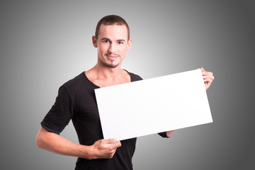 Junger Mann mit wei&szlig;er Werbetafel