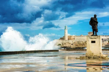 Zelfklevend Fotobehang The castle of El Morro in Old Havana among huge sea waves © kmiragaya