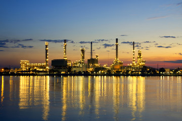Obraz premium petrochemical oil refinery factory pipeline in the morning near