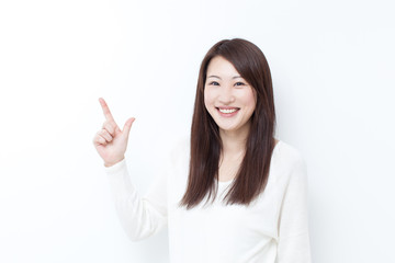 指差す女性