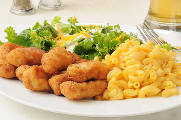 Breaded chicken with macaroni and cheese