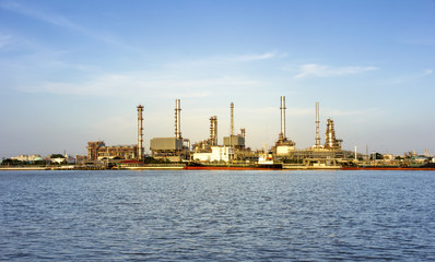 Naklejka premium Nadmorskie rafinerie ropy naftowej.