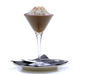 mousse al cioccolato con panna montata con piattino