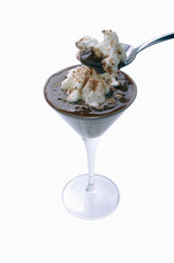 mousse  al cacao con panna montata con cucchiaino