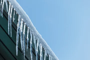 Crédence de cuisine en verre imprimé Hiver Hanging icicles on a roof