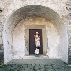 Fototapeta na wymiar Młoda kobieta, portret z zabytkowym budynku w tle.