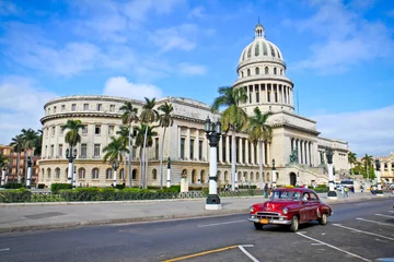 Fotobehang Cubaanse oldtimers Klassieke auto& 39 s voor het Capitool in Havana. Cuba