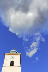 Wolke über Kirchturm