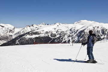 Fototapeta na wymiar Paisaje de nieve pista de esquí