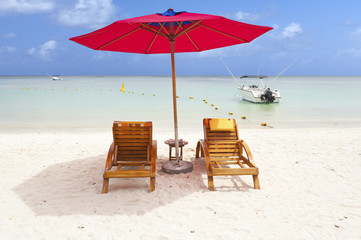 parasol rouge sur plage de vacances, Maurice