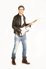 Mann spielt Gitarre