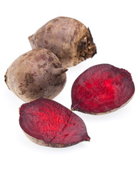 Rote Rüben aufgeschnitten auf weißem Hintergrund