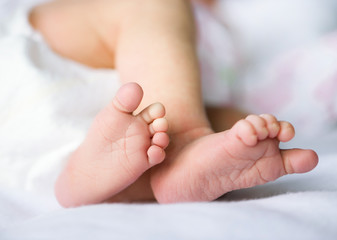 Obraz na płótnie Canvas legs newborn baby