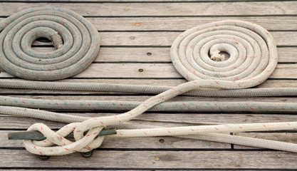 Obraz premium mooring ropes over boat decl