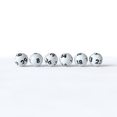 6 Lottokugeln in einer Reihe auf weißem Hintergrund