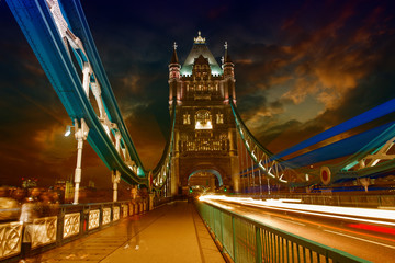 Fototapeta na wymiar Tower Bridge w nocy z trasy lekkich samochodów - Londyn