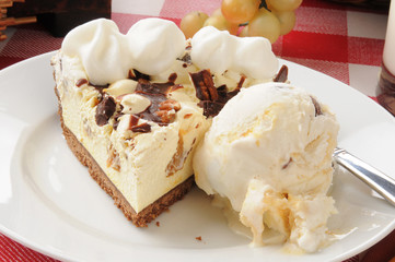 Turtle pie with ice cream