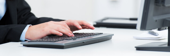schreiben auf einer tastatur
