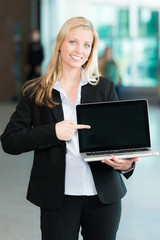 Business-Frau mit Laptop