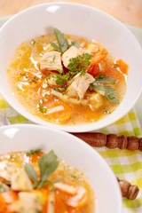 Hühnersuppe mit Karotten und Kräutern