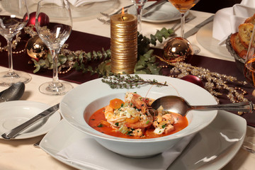 Fischsuppe aus Edelfischen mit Riesengarnelen.