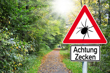 Schild mit Zecken und Wald