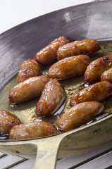 kleine britische Würstchen in Pflanzenöl gebraten