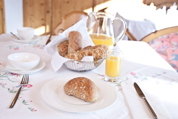 Frühstück mit frischem Kornspitz und O-Saft