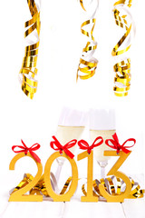 2013 mit Sektgläsern und Luftschlangen gold